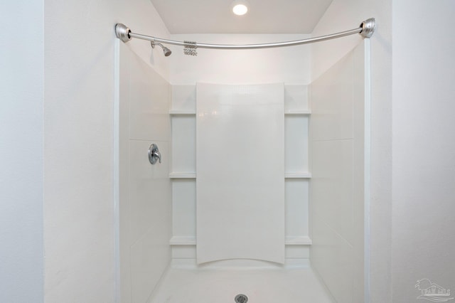 bathroom featuring a tile shower