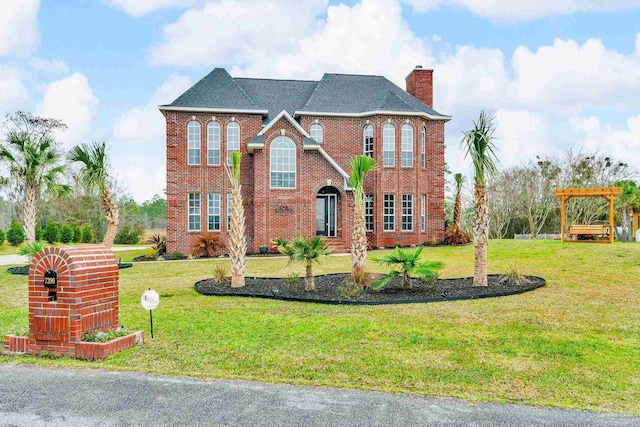 view of front of house featuring a pergola and a front lawn