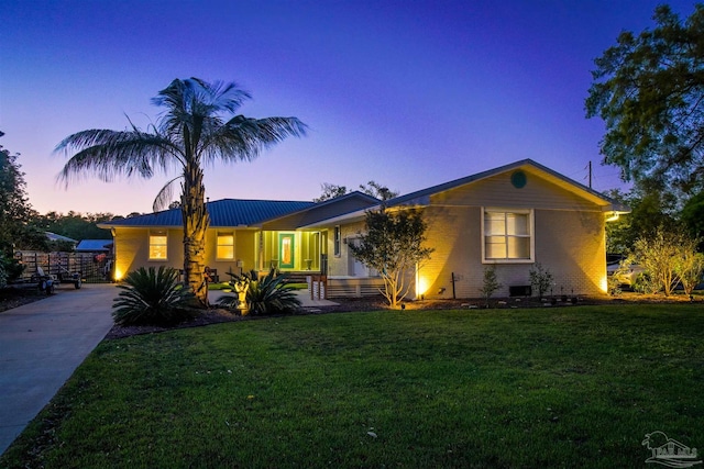 single story home featuring a lawn