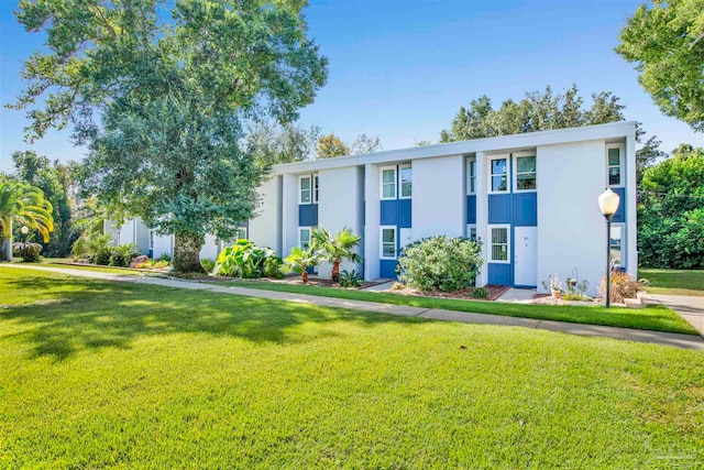 view of front of property with a front lawn