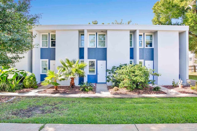 view of front of house featuring a front lawn