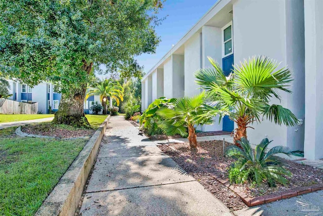 view of property's community featuring a yard