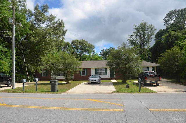 3031 Kingsfield Rd, Pensacola, FL 32514 - ranch-style house featuring driveway and a front yard