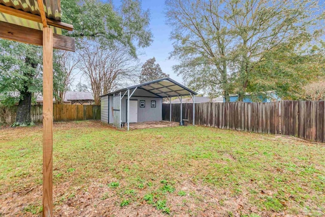 view of yard with an outdoor structure