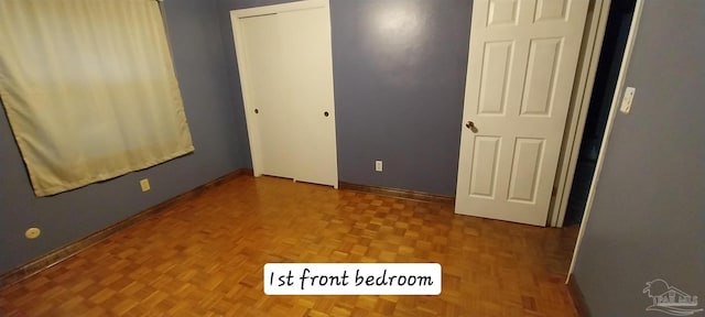 unfurnished bedroom featuring baseboards and a closet