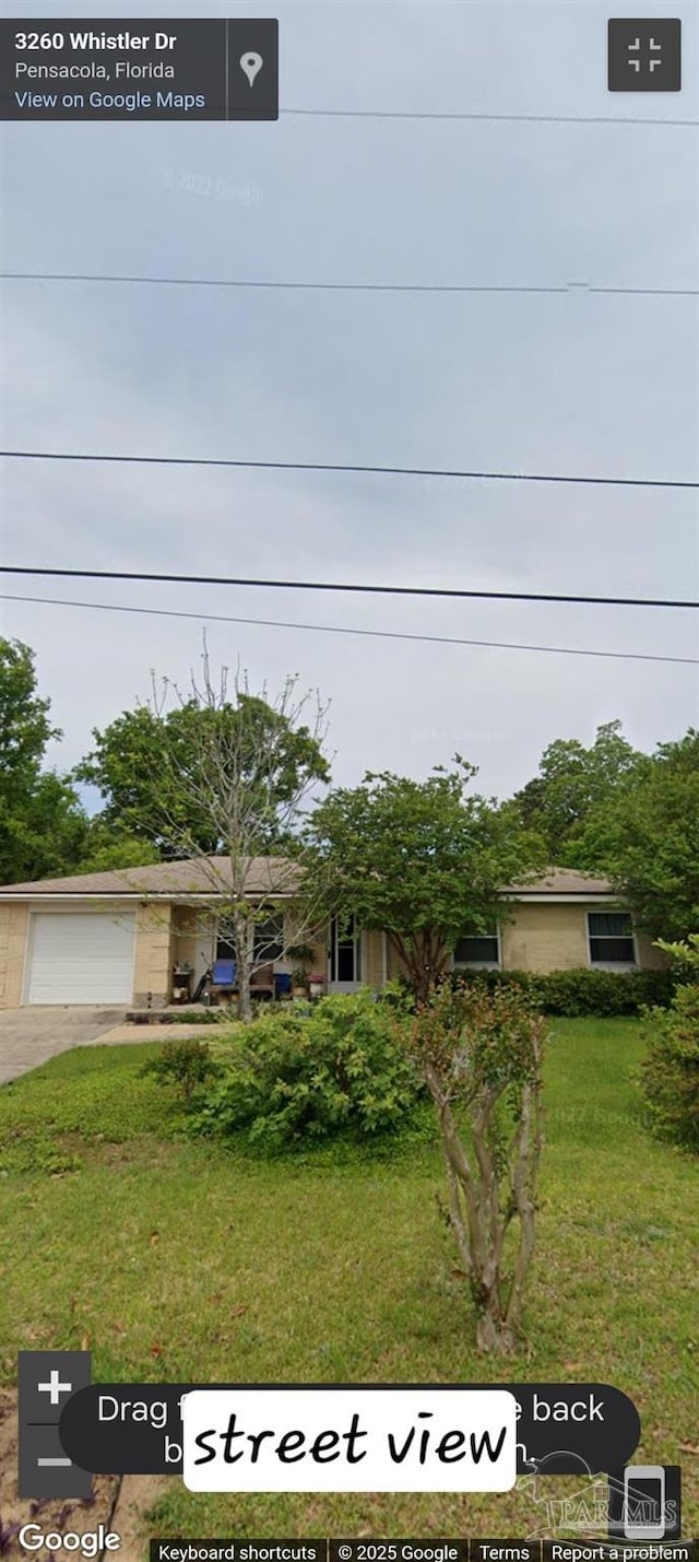 view of front of home featuring a garage and a front yard