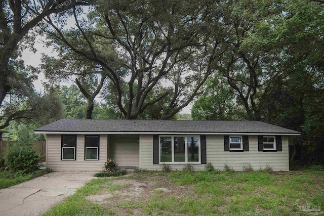 ranch-style house with a front lawn