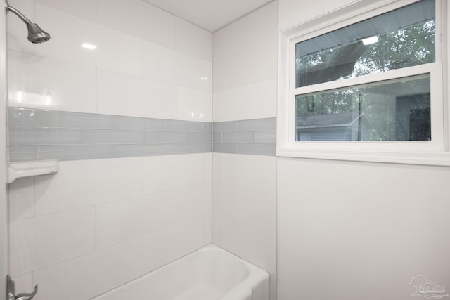 bathroom with tiled shower / bath combo