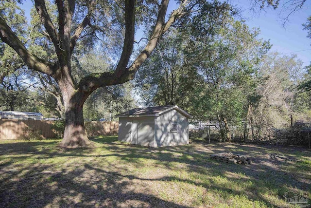 view of yard featuring a storage unit