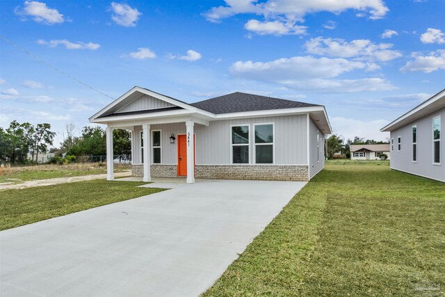 view of front of house with a front lawn