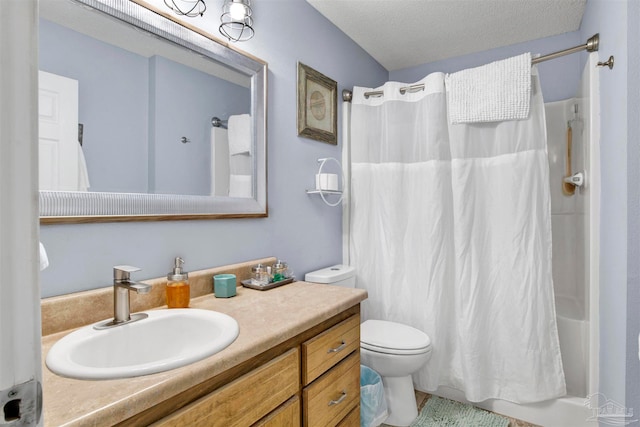 full bathroom featuring a textured ceiling, shower / bath combo, vanity, and toilet