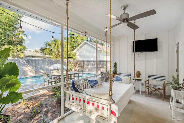 sunroom with ceiling fan