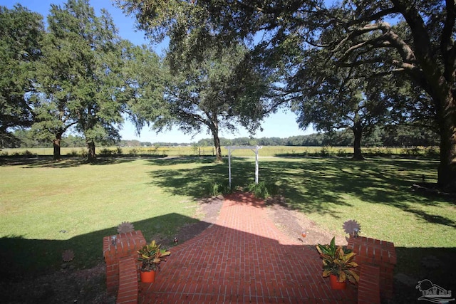 view of yard featuring a rural view