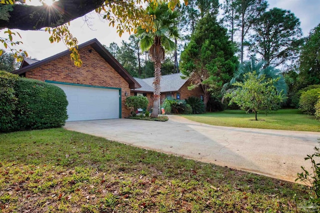 view of front of house featuring a front lawn and a garage