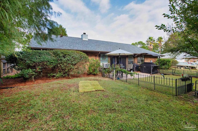 view of front of property with a front yard