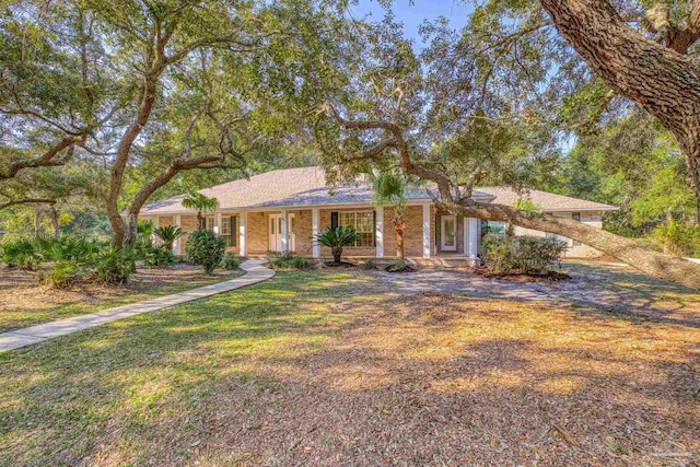 view of front of property featuring a front lawn