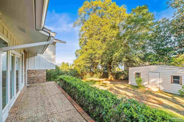 view of yard featuring an outdoor structure