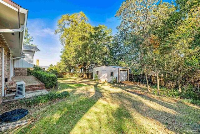 view of yard featuring an outdoor structure