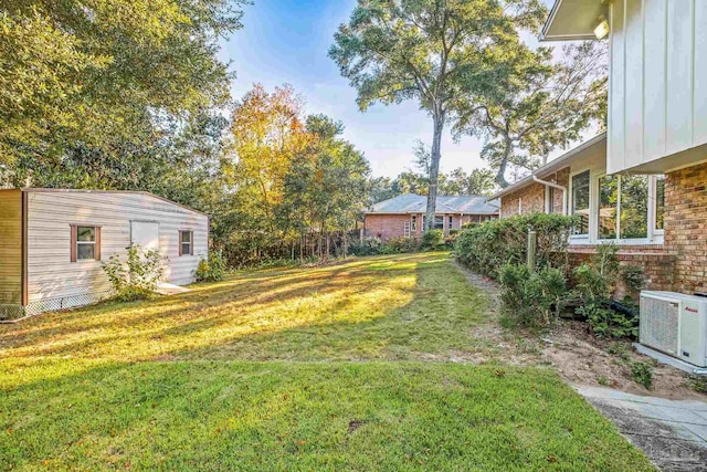 view of yard featuring an outdoor structure