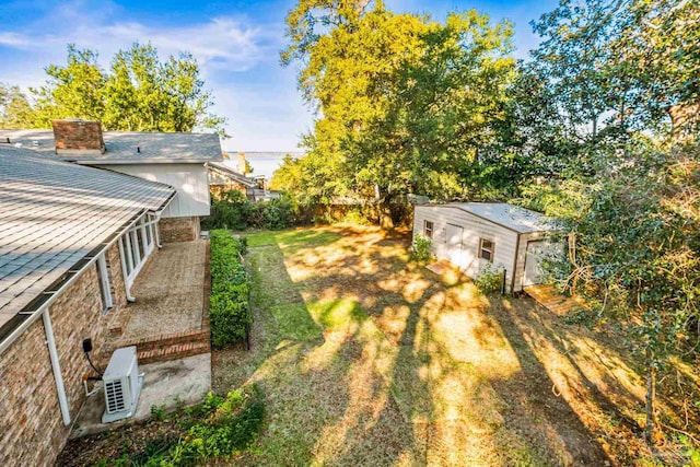 view of yard with an outdoor structure