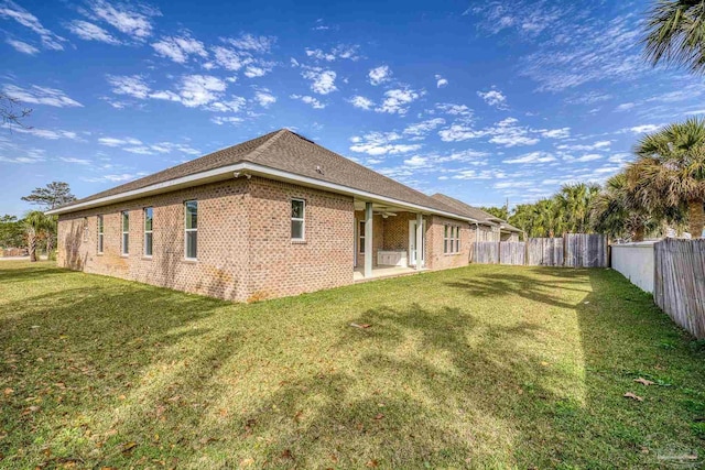 back of house featuring a lawn