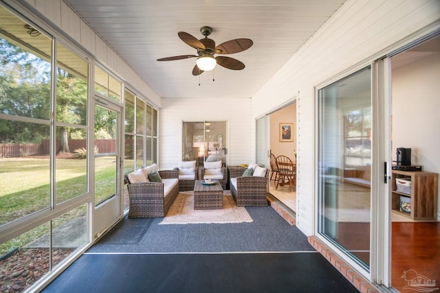 sunroom with ceiling fan