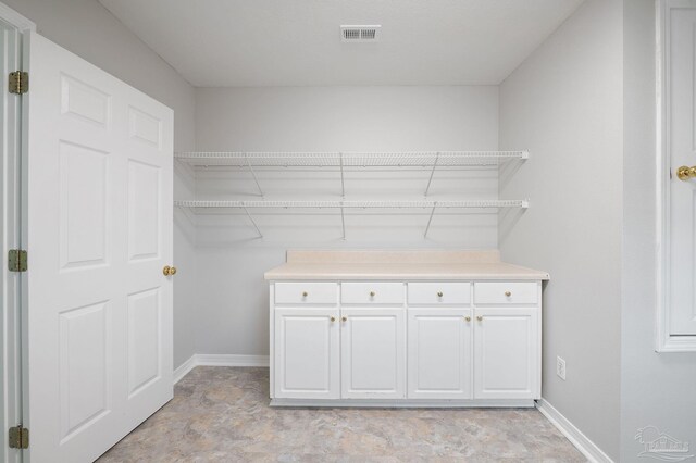 laundry room featuring visible vents and baseboards