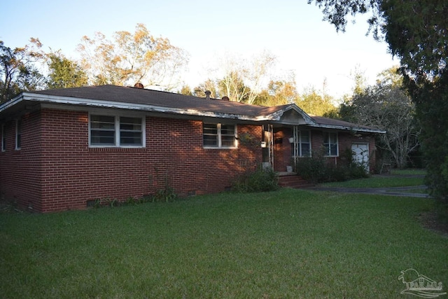 single story home with a front lawn