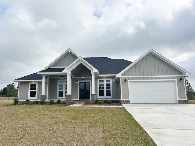 craftsman-style home with a garage, a front lawn, and ceiling fan