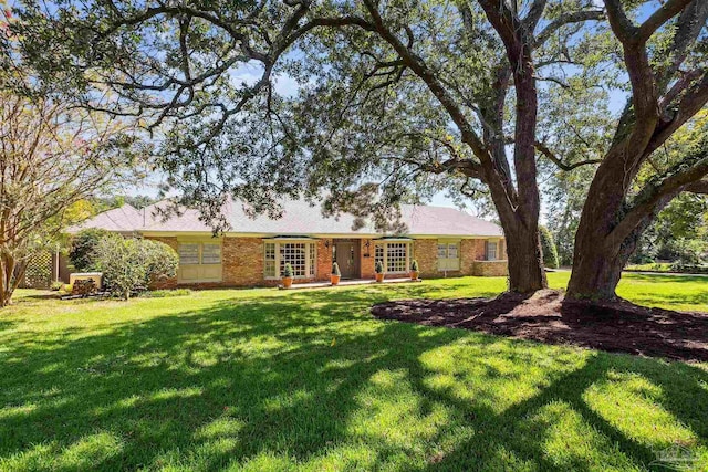 ranch-style home featuring a front lawn