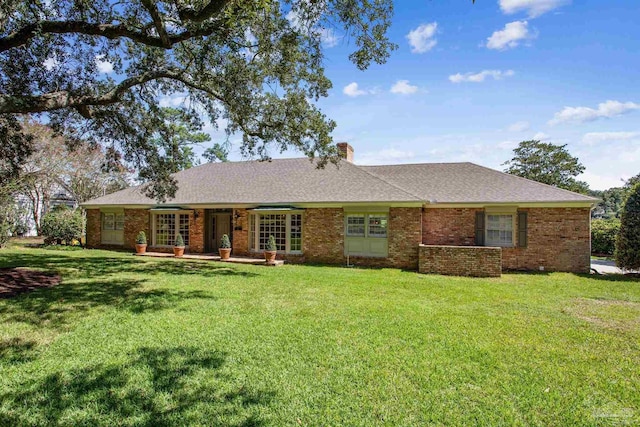 single story home with a front lawn