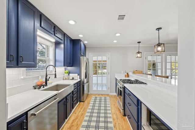 kitchen featuring a sink, visible vents, appliances with stainless steel finishes, and blue cabinets