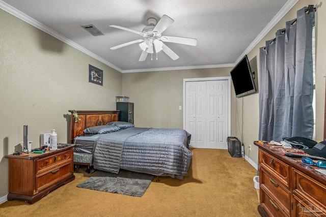 bedroom featuring light carpet, visible vents, a ceiling fan, ornamental molding, and a closet