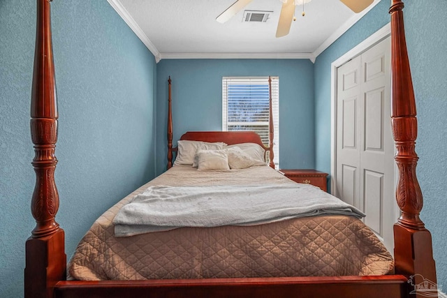 bedroom featuring ceiling fan, a textured wall, visible vents, and crown molding