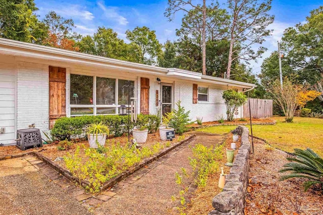 ranch-style house featuring a front yard