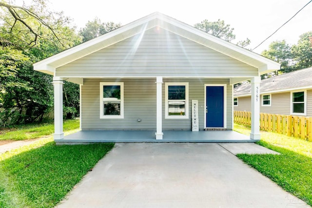 view of front facade featuring a porch and a front yard