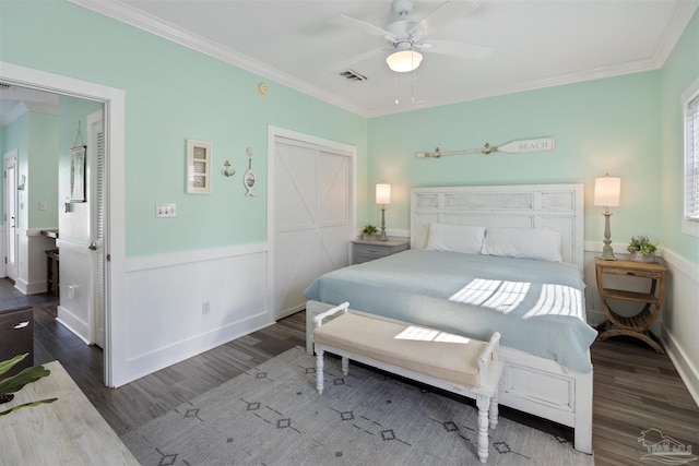 bedroom featuring ornamental molding, wood finished floors, a closet, a ceiling fan, and baseboards