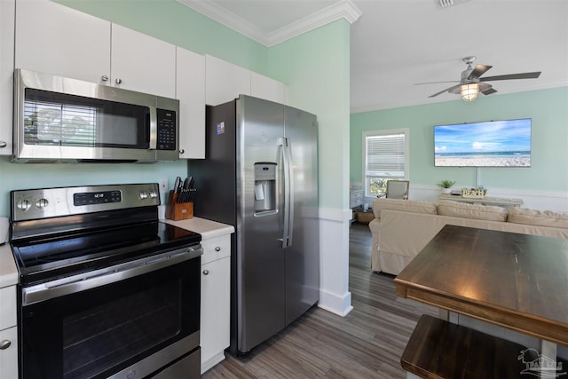 kitchen featuring stainless steel appliances, crown molding, wood finished floors, light countertops, and ceiling fan