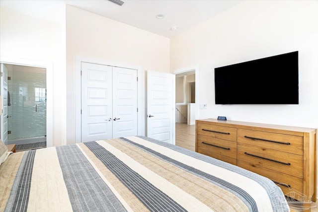 8169 White Sands Blvd, Navarre Beach, FL 32566 - bedroom featuring a closet, light wood-type flooring, and ensuite bath