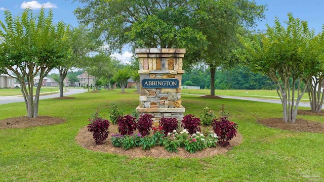 community / neighborhood sign featuring a yard