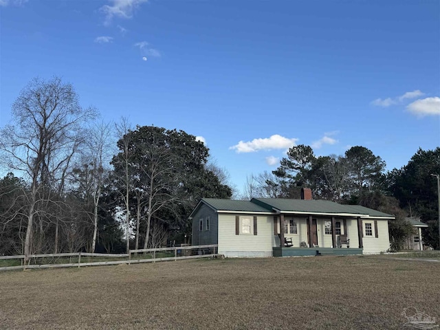 view of front of home with covered porch and a front yard