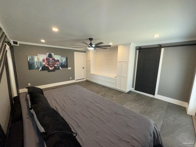 bedroom featuring baseboards, a barn door, ornamental molding, ceiling fan, and recessed lighting