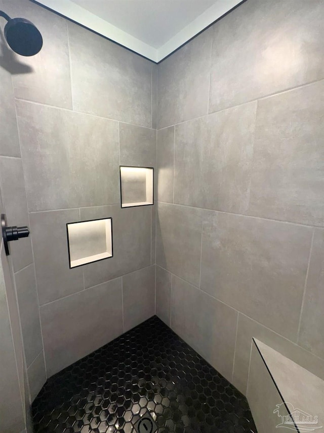 full bathroom featuring a tile shower