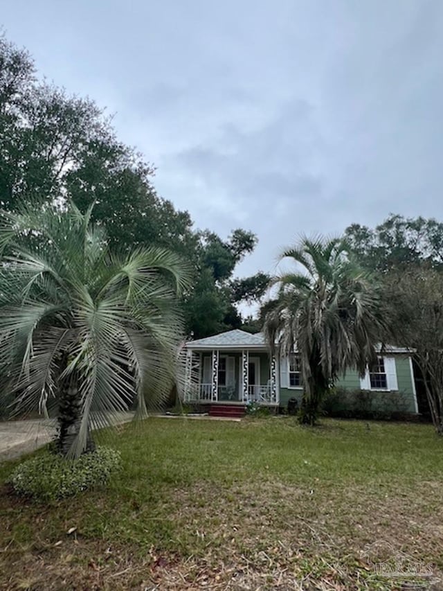 view of front of home with covered porch and a front yard