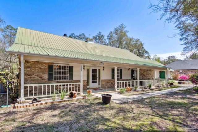 view of front of house featuring a front lawn and covered porch