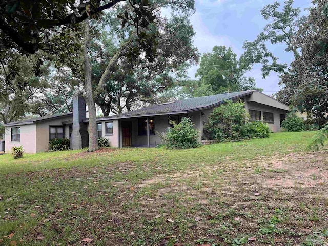 ranch-style house with a front yard