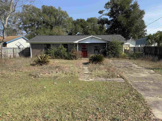 view of front of property featuring a front lawn