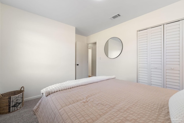 bedroom featuring carpet floors, baseboards, visible vents, and a closet