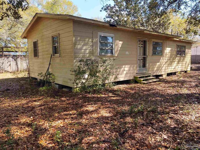view of front of property with entry steps and fence