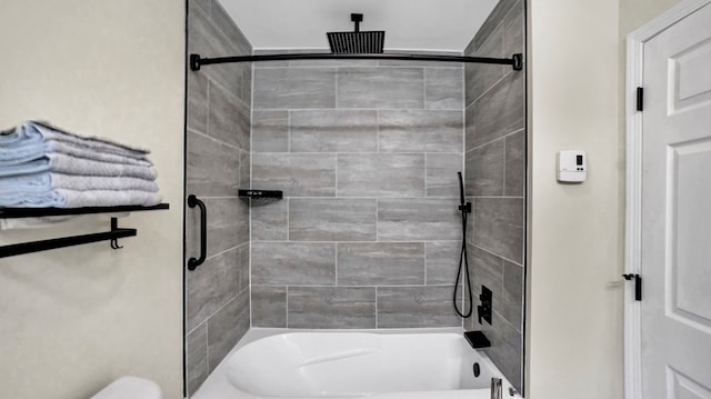 bathroom featuring tiled shower / bath combo